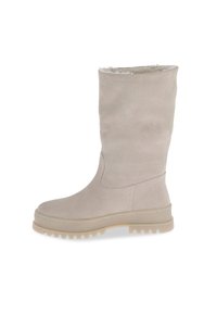 Bota de ante beige hasta la rodilla con un suave forro de pelo sintético y una suela de goma gruesa que presenta un patrón de agarre texturizado.