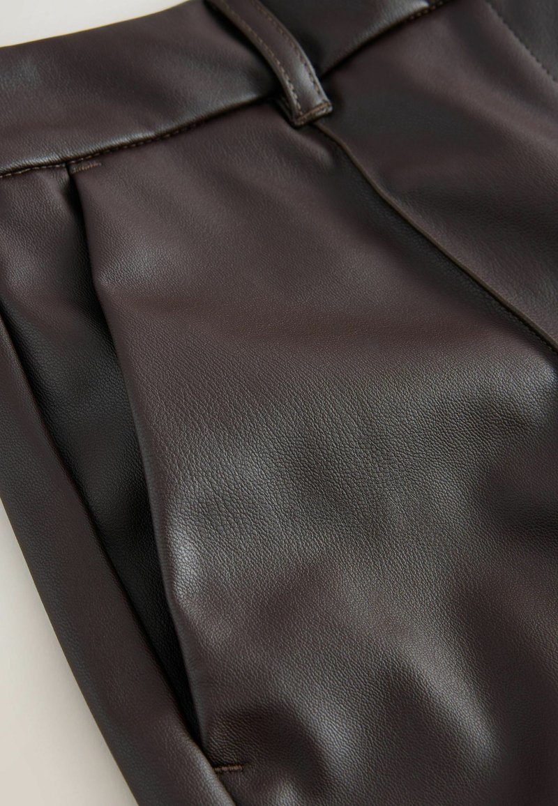 Next REGULAR FIT - STRAIGHT LEG - Pantalon classique - chocolate brown ...