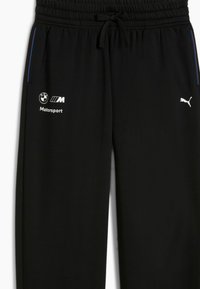 Sorte sweatpants lavet af blødt stof, med en elastisk talje, snor og hvide logoer for BMW og Puma. Blå sideaccenter er til stede.