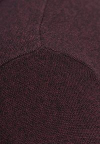Tejido de punto burdeos con una apariencia texturizada. Presenta un detalle de costura hexagonal, que muestra un acabado suave y liso.