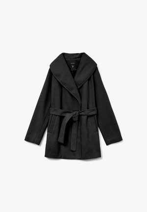 Zwarte wollen jas met een brede kraag, lange mouwen, een strikceintuur in de taille en zijzakken. De textuur lijkt zacht en glad.