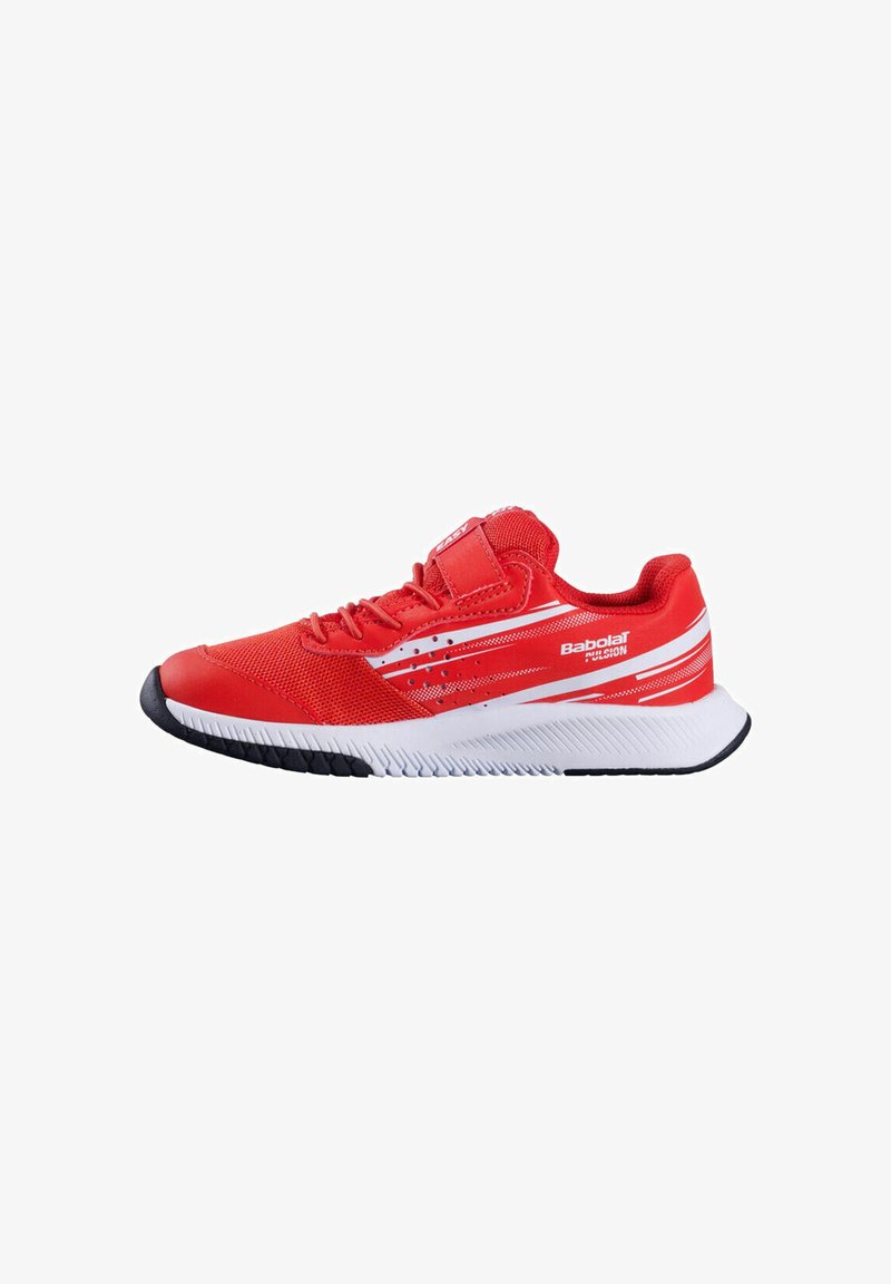 Chaussure de sport rouge avec semelle blanche, semelle extérieure noire, tige en mesh, lacets et bande Velcro, marquée Babolat Pulsion sur le côté.