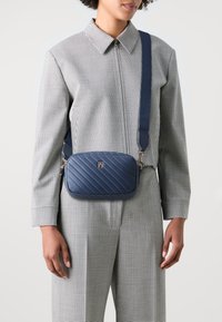 Tommy Hilfiger POPPY REFORM CAMERA BAG - Borsa a tracolla - faded ink