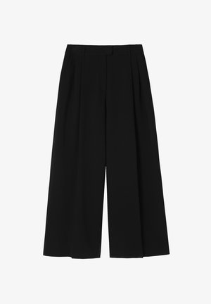 Platas kājas melnas bikses, kas izgatavotas no gludas auduma. Iekļauj plisējumus, pielāgotu jostasvietu un īsu garumu. Piemērotas dažādām izsākumām.