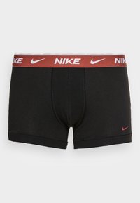 Boxeri scurți din bumbac negru, cu o talie roșie, având textul alb "Nike". Include un mic logo roșu pe piciorul stâng.