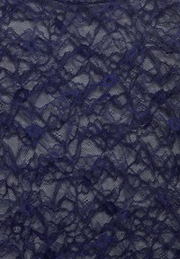 Granatowa koronka z kwiatowym wzorem, złożona z misternych motywów i półprzezroczystej faktury, tworząca elegancki, warstwowy wygląd.