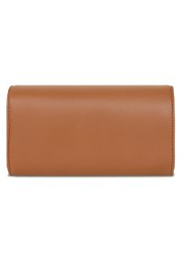 Portafoglio in pelle marrone con una texture liscia, forma rettangolare e cuciture minime. Nessun hardware visibile o dettagli aggiuntivi.