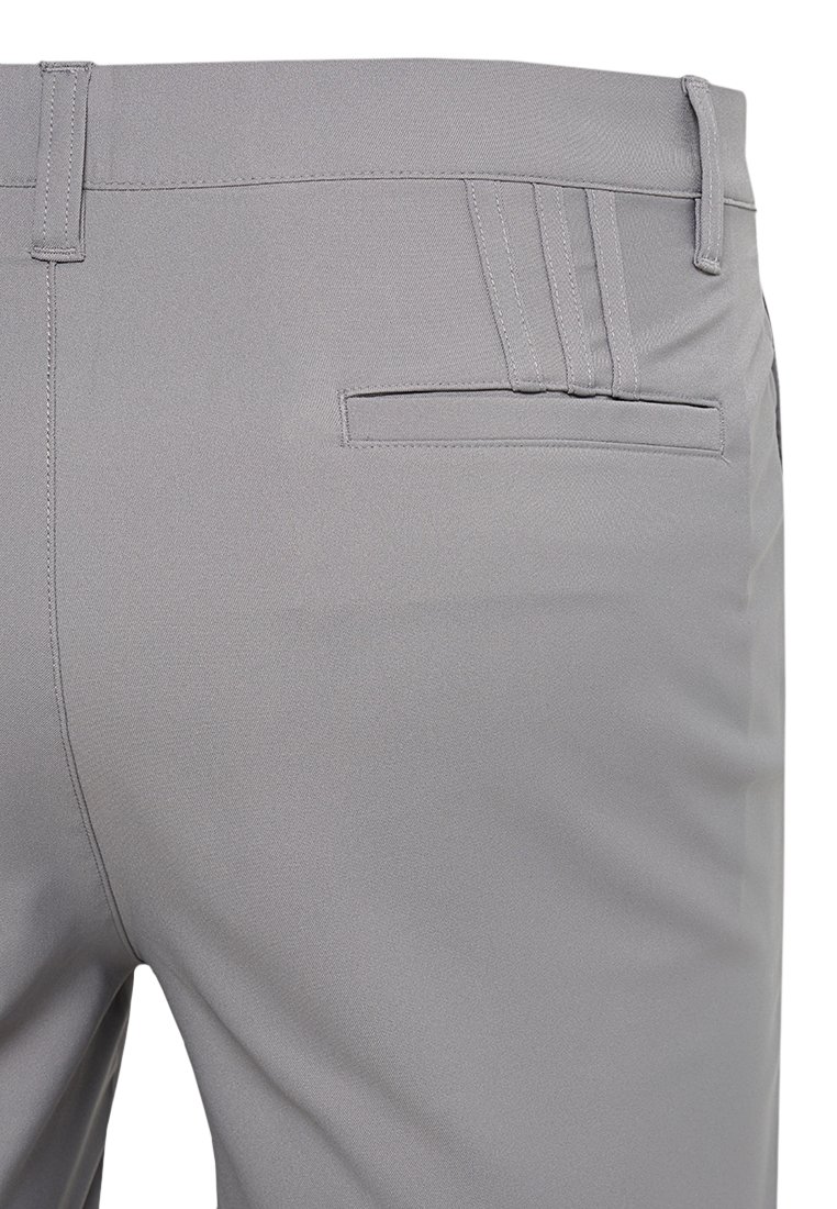 Pantalones grises de tela suave, con un único bolsillo trasero y tres detalles cosidos por encima del bolsillo.
