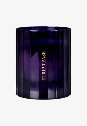 Photophore en verre violet avec des rainures verticales et un texte doré "STRIP TEASE" centré sur le devant.