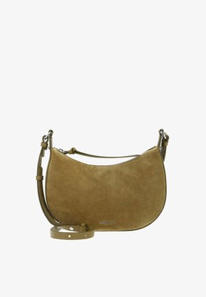 Sac à main en daim marron forme croissant avec bandoulière en cuir réglable et ferrures argentées, embossé du nom de la marque au centre devant.