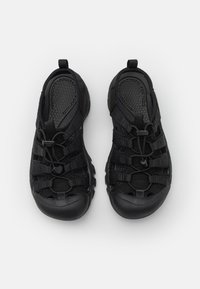 Czarne buty outdoorowe z siateczkową cholewką, gumowym noskiem, elastycznymi sznurowadłami oraz regulowanymi paskami dla zapewnienia bezpiecznego dopasowania. Teksturowana podeszwa dla lepszej przyczepności.