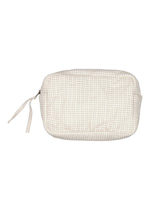 Bolsa em creme acolchoada com um padrão em grelha, apresentando um fecho de zíper e uma alça de tecido. Textura suave, formato retangular e design almofadado.