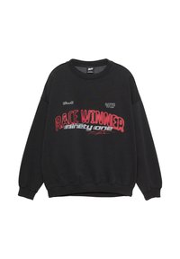 Černá mikina s kulatým výstřihem a dlouhými rukávy. Na přední straně je červený a bílý grafický text: "VÍTĚZ ZÁVODU" a "devadesát jedna."