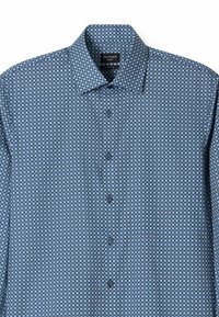 Blau gemustertes Hemd mit Knöpfen und verbreiteter Kragen, das ein geometrisches Design in Hellblau und Weiß auf dunklem Hintergrund zeigt.