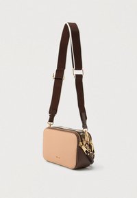 Obdélníková kabelka přes rameno v světle růžové a hnědé kůži, s zlatým zipem a kováním, vybavená odnímatelným hnědým popruhem.