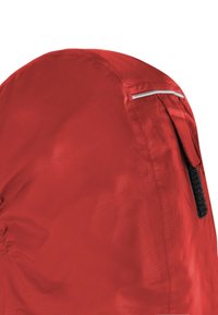Rotes Nylon-Gewebe mit glatter Textur. Verfügt über einen gerafften Abschnitt, einen schwarzen Klettverschlussriemen und ein reflektierendes Besatzdetail.