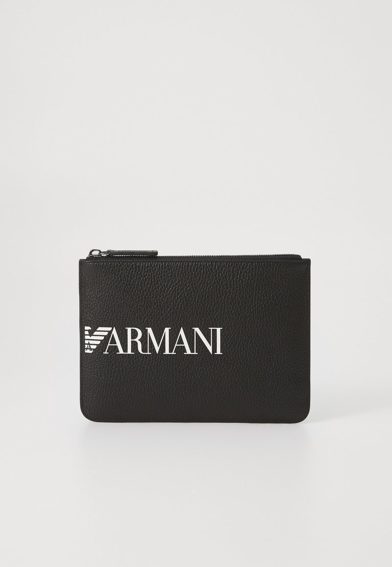 Punga din piele neagră cu suprafață texturată, având un logo alb "ARMANI" și un închidere cu fermoar în partea de sus. Formă rectangulară.