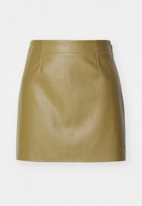 Olivenfarget skinn miniskjørt med en glatt tekstur, med to framsømmer og rett snitt, avsluttet med minimalistiske broderidetaljer.