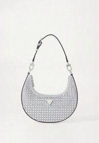 Sac à bandoulière argenté de forme arrondie, avec une surface texturée ornée de clous métalliques et un logo triangulaire à l'avant.