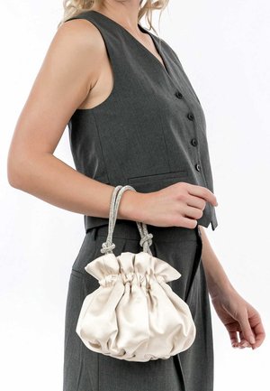 Sac à main en satin crème avec haut froncé et poignées en corde argentée. Le sac a une forme arrondie, avec une texture lisse et sans éléments métalliques visibles.