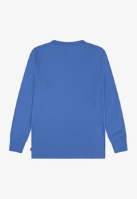 Langarm-T-Shirt aus einfarbigem blauen Baumwollstoff, mit Rundhalsausschnitt, gerader Saum und gerippten Bündchen. Einfaches und schmuckloses Design.
