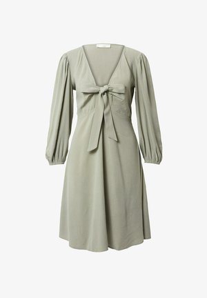 Robe vert sauge clair avec manches longues bouffantes, col en V, et un nœud noué à l'avant au niveau de la poitrine, longueur au genou et coupe ample.