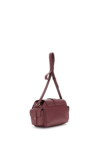 Borsa a mano in pelle borgogna con design strutturato, tracolla regolabile e tasca laterale. Texture liscia con discreto dettaglio di branding.