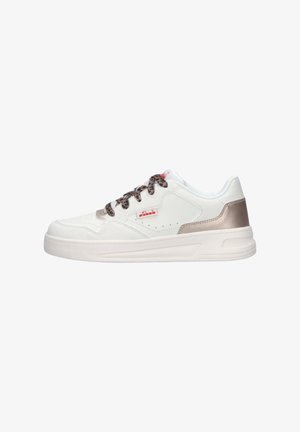 Sneakers bianchi con tomaia in pelle liscia, dettagli in oro rosa metallizzato, lacci a stampa leopardata e suola in gomma testurizzata.