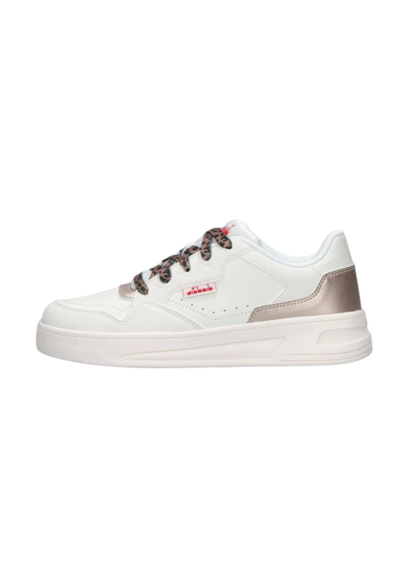 Sneakers bianchi con tomaia in pelle liscia, dettagli in oro rosa metallizzato, lacci a stampa leopardata e suola in gomma testurizzata.