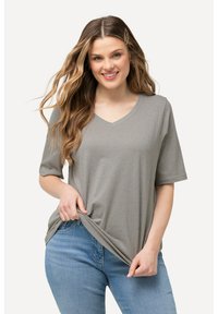 Camiseta de algodón gris con escote en V y mangas cortas. Presenta un patrón moteado en múltiples colores. Ajuste relajado y ligeramente holgado.