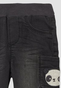 Zwarte denim broek met een rekbare tailleband, voorzien van een voorzak en een geborduurd panda gezicht op de zijzak.