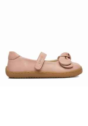 Różowe skórzane buty Mary Jane z kokardką z przodu, rzepem oznaczonym napisem „Lasocki” oraz jasnobrązową gumową podeszwą.