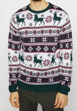 Pullover mit grünem Rentier und roten, schwarzen und weißen Schneeflocken- sowie geometrischen Mustern auf weißem Hintergrund, gerippter dunkelgrüner Kragen und Bündchen.