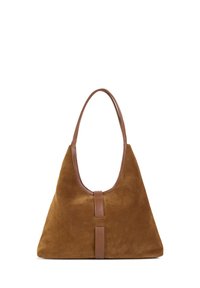 Brun ruskinds tote bag med en struktureret overflade, der har en glat brun læderdetalje i midten og en buet rem.