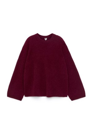 Bordeauxroter Pullover aus weicher Wolle mit Rundhalsausschnitt, langen Ärmeln und lockerer Passform, ergänzt durch gerippte Bündchen und Saum.
