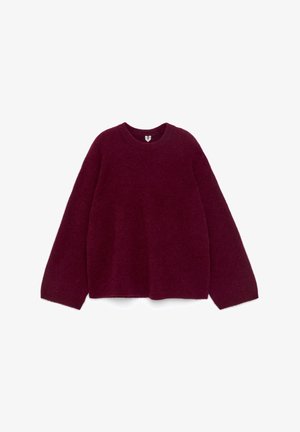 Bordeauxroter Pullover aus weicher Wolle mit Rundhalsausschnitt, langen Ärmeln und lockerer Passform, ergänzt durch gerippte Bündchen und Saum.