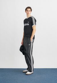adidas Originals RINGER TEE UNISEX - Tričko s potlačou - black