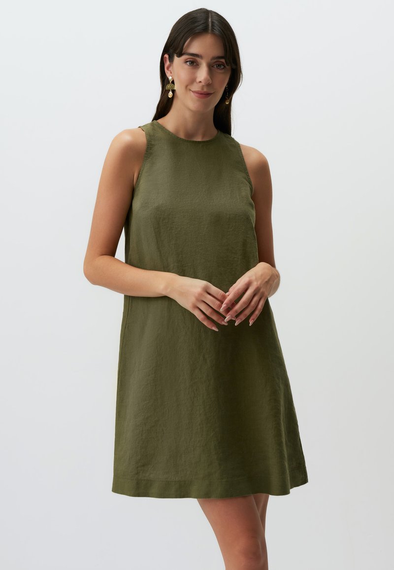 Ärmelloses olivgrünes Kleid aus strukturiertem Stoff, mit lockerer Passform und subtiler Saumlinie. Keine auffälligen Muster oder Verzierungen.