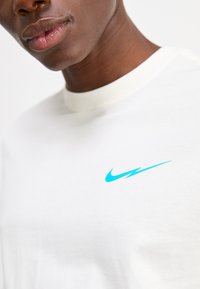 Nike Sportswear TEE CLUB - T-shirts print - sail