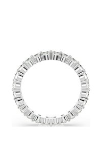 Pierścionek z białego złota z ciągłym pierścieniem z prostokątnych kamieni szlachetnych, polerowaną powierzchnią oraz symetrycznymi, równomiernie rozmieszczonymi osadzeniami.