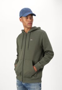 Tommy Jeans FLAG ZIP - Majica s kapuljačom i patentnim zatvaračem - fatigue green