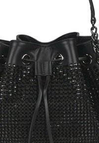 Bolso tipo bucket negro con textura de lentejuelas, presenta una parte superior de cuero, acentos de ojetes y cierre de cordón para un ajuste seguro.