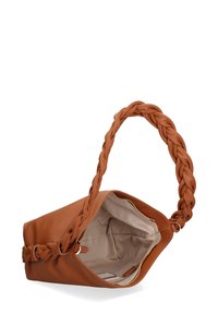 Borsa in pelle color tan con manico intrecciato e apertura superiore. Interno foderato in tessuto beige e dotato di tasca con zip.