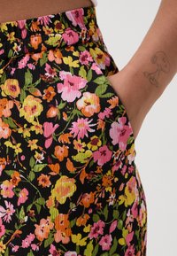 Vero Moda Petite VMPAGE WIDE - Nohavice - black/luca