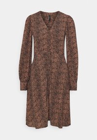 Abito a maniche lunghe color marrone chiaro con stampa leopardata nera, dotato di scollatura a V, vita arricciata e gonna fluida. Tessuto morbido, vestibilità rilassata.