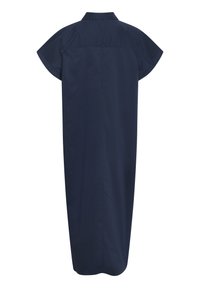 Rochie bleumarin, de lungime până la genunchi, cu mâneci scurte, guler și croi lejer; realizată dintr-un material ușor, cu o textură netedă.