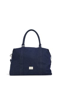 Borsa a sacco in denim blu scuro con due manici superiori robusti, dettagli in metallo argentato e una piccola toppa con logo sulla parte anteriore.