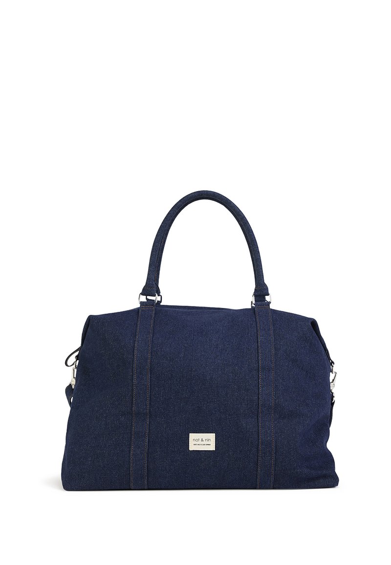Borsa a sacco in denim blu scuro con due manici superiori robusti, dettagli in metallo argentato e una piccola toppa con logo sulla parte anteriore.