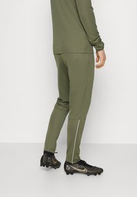 Nike Performance M NK DRY ACD21 TRK SUIT K - Fato de treino - medium olive/white