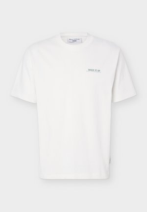 T-shirt blanc à manches courtes avec col rond, avec un petit texte vert "JUICE IT UP Marc O'Polo Denim" sur la partie gauche de la poitrine.